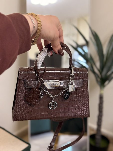 حقيبة هيرمز كيلي جلد تمساح حجم صغير مع جميع اكسسواراتها قشط طويل شبرة وسنسال هيرمز