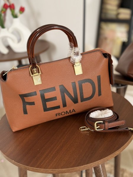 حقيبة Fendi مزوّدة بمقبض علوي أنيق وحزام طويل قابل للفك