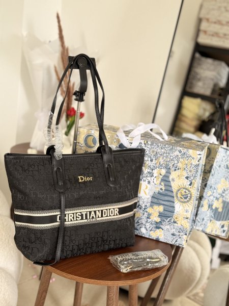 حقيبة كريستان ديور حجم كبير مع سحاب وقشط طويل شامل بوكس