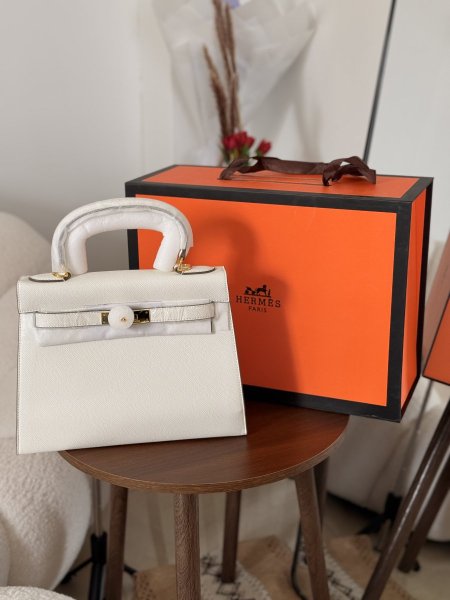 حقيبة هيرمز كيلي ابيض قاعدة 30 سم مع قشط طويل وقفل وجميع اكسسوراتها شامل بوكس