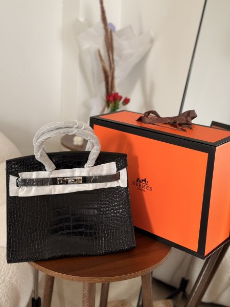 حقيبة هيرمز بيركن جلد تمساح قاعدة 30 سم مقبضين علوين وقفل مميز وقشط طويل شامل البوكس