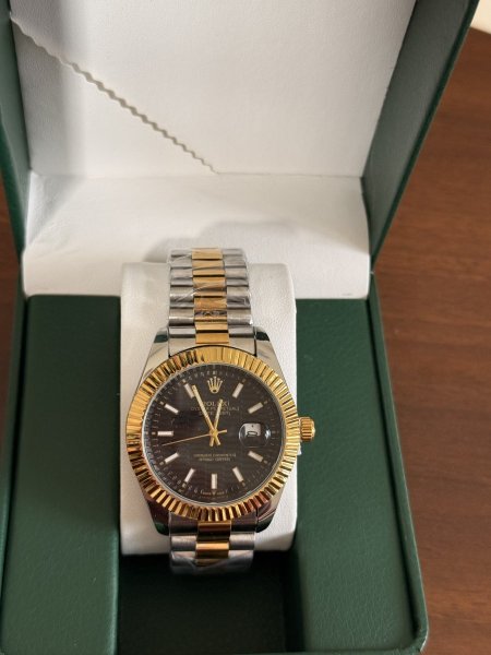 ساعة رولكس رجالي فضي خط  ذهبي ارضية اسود مع علبة