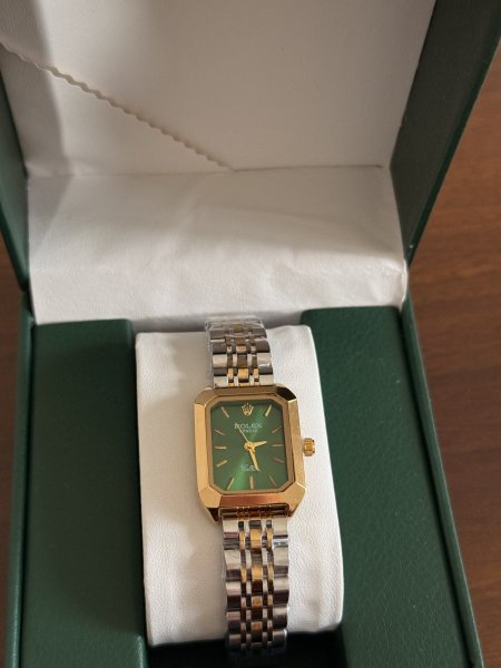 ساعة رولكس  شكل مستطيل ستاتي فضي خط ذهبي ارضية اخضر مع علبة