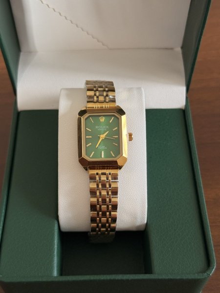 ساعة رولكس  شكل مستطيل ستاتي ذهبي ارضية اخضر مع علبة