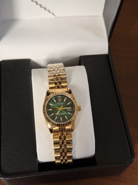 ساعة روليكس ستاتي شكل دائري ارضية اخضر مع علبة