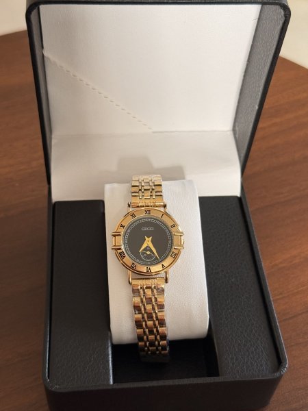 ساعة جوتشي ارضية اسود مع ذهبي شامل علبة