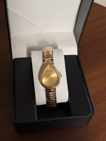 ساعة بلوجاري مرصعة بزركون اللون الذهبي