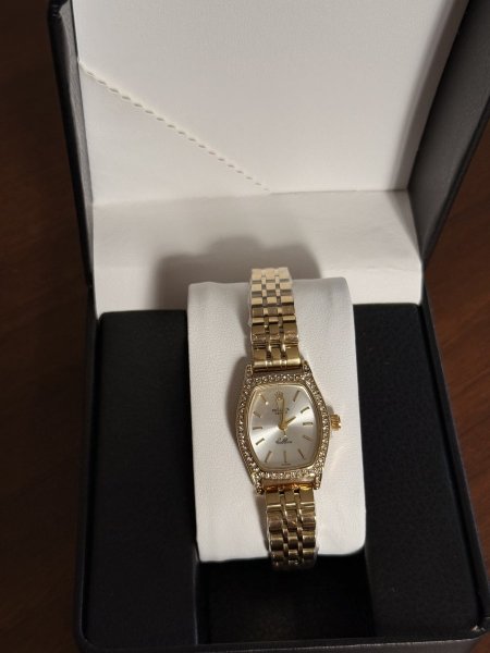 ساعة رولكس  شكل بيضاوي زركون ستاتي ذهبي ارضية ابيض مع علبة