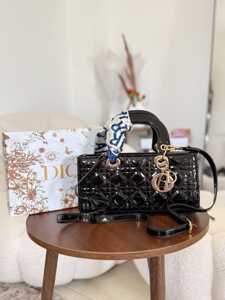 حقيبة ديور شكل مستطيل مع علبة وشبرة وستراب طويل قاعدة 26سم