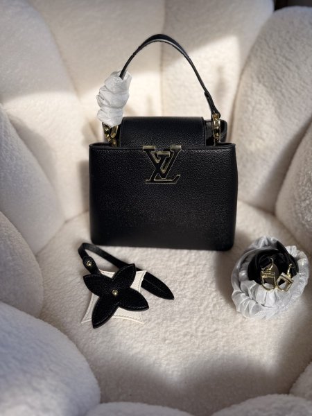 حقيبة LV لويس فيتون مع مدالية شكل ورده وستراب طويل ومقبض يد قاعدة 24سم