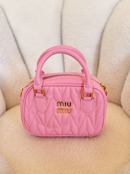 حقيبة miu miu ماتلاسيه نقشة مبطنه بمقبض علوي مع ستراب طويل قاعدة 20سم