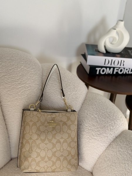 حقيبة كوتش طويل ذات اطراف متعرجه مع ستراب طويل وقصير قاعدة 20 سم