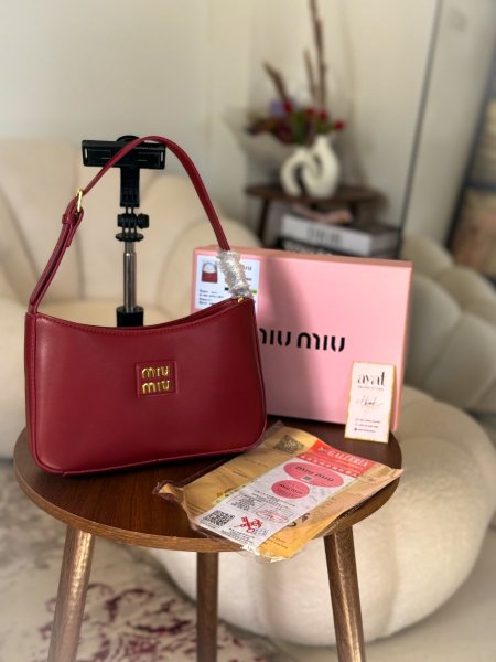 حقيبة miu miu كتف قاعدة ٢٣سم مع علبة وشهادة الماركة