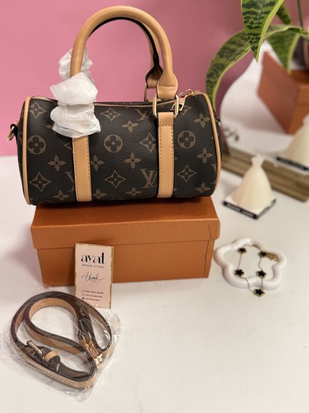 حقيبة نانو سبيدي من لويس فيتون LV مع علبة أسطوانية فخمة بمقبض علوي وستراب طويل قاعدة 21.5سم