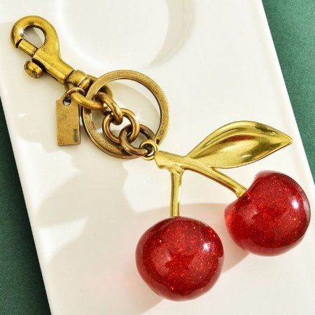 مدالية الكرزة من كوتش 🍒