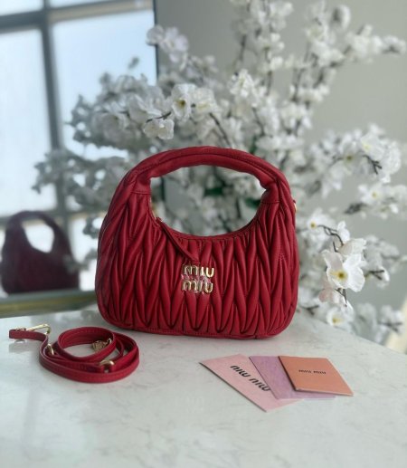 حقيبة miu miu مع مقبض يد وستراب طويل قاعدة 20 سم