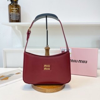 حقيبة miu miu كتف قاعدة ٢٣سم مع علبة وشهادة الماركة